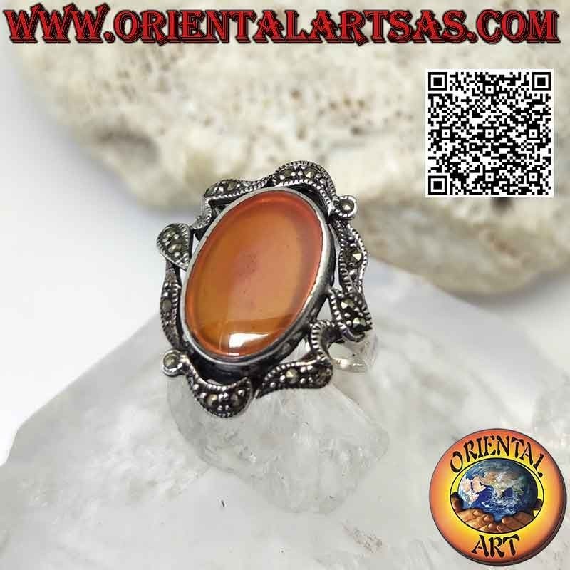 Bague en argent avec cornaline ovale et lignes abstraites de marcassite