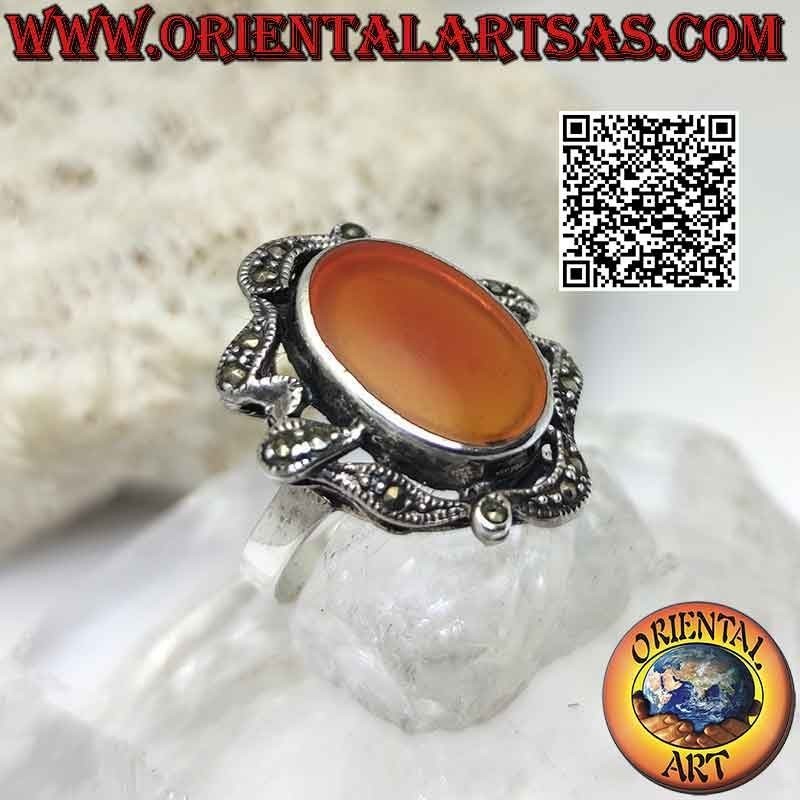 Anillo de plata con cornalina ovalada y líneas abstractas de marcasita