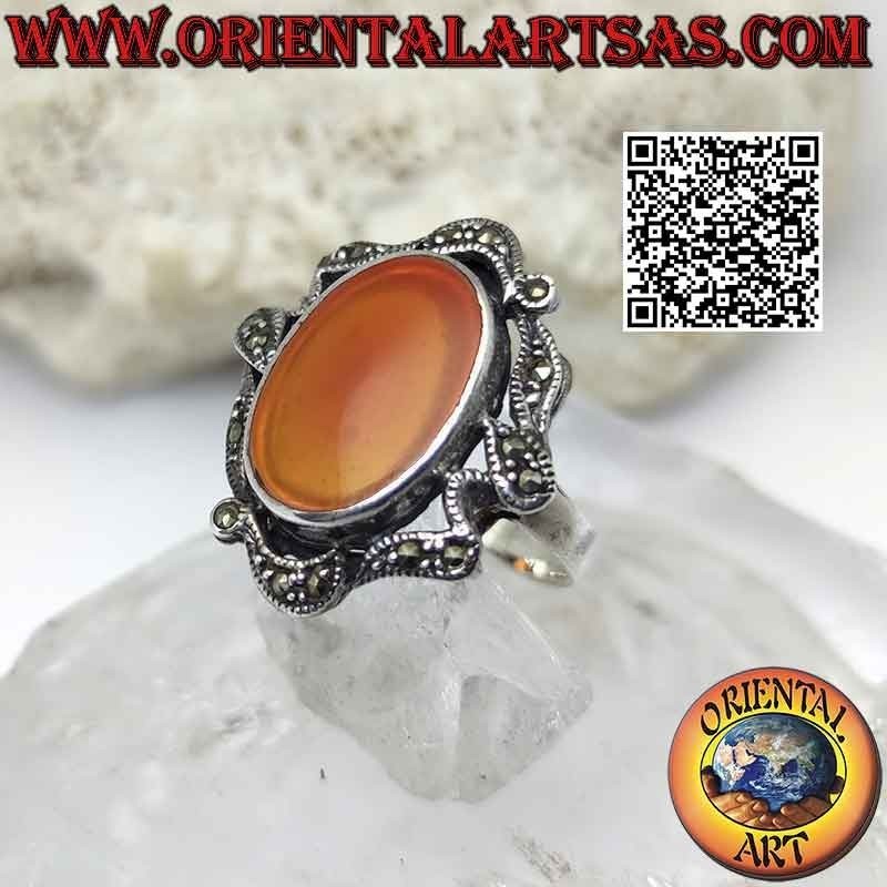 Anello in argento con corniola ovale e linee astratte di marcasite