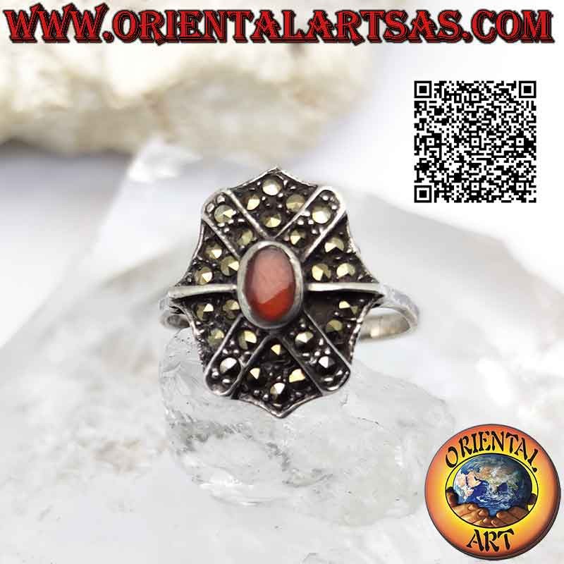 Anillo de plata tachonado de marcasita con escudo octogonal con Cruz de San Andrés y óvalo ovalado de cornalina