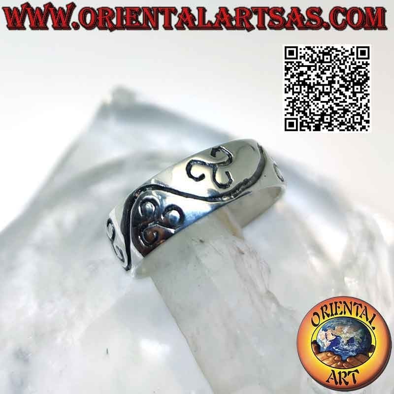 Anello in argento a fascia bombata con triskell incisi tra linea ondulata