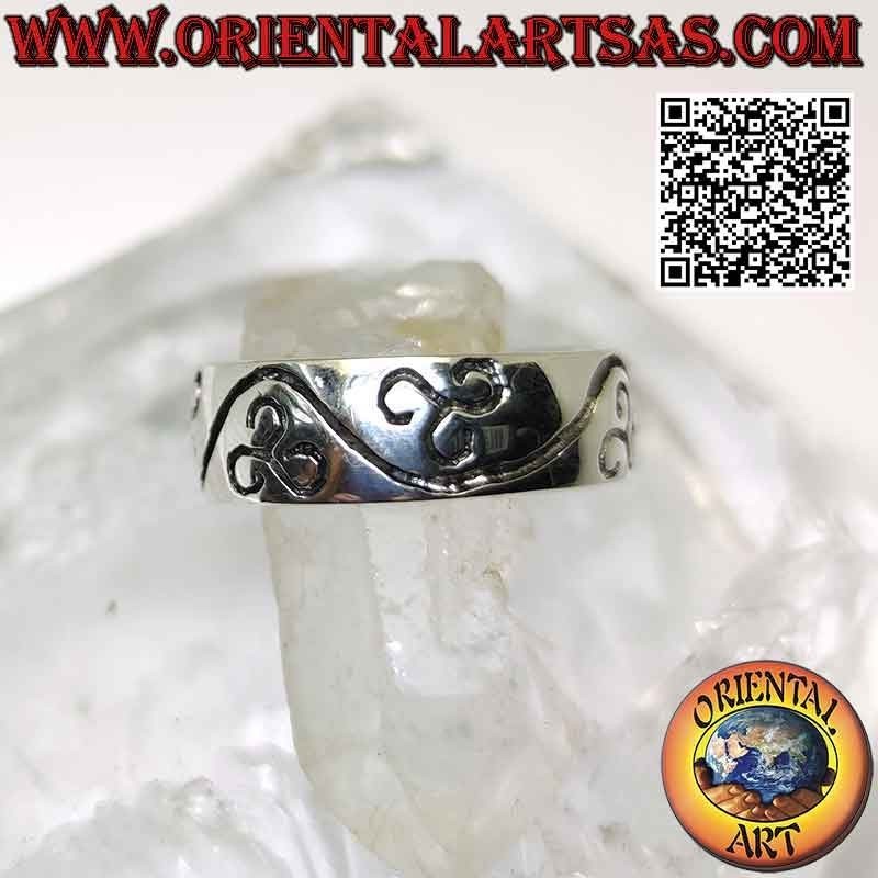 Anillo de plata con banda redondeada con triskell grabado entre línea ondulada