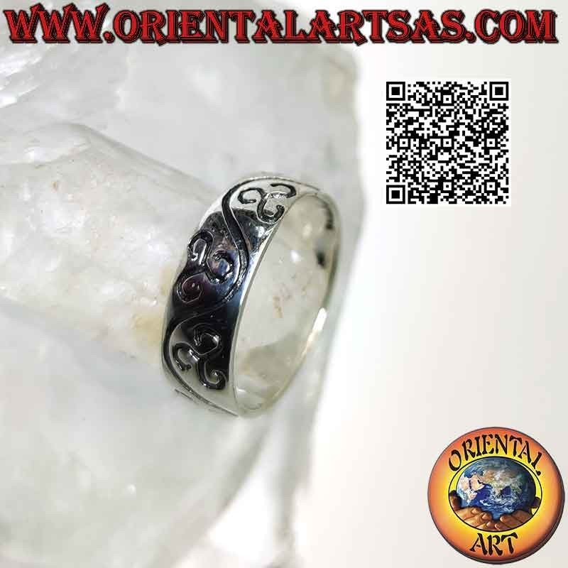 Anillo de plata con banda redondeada con triskell grabado entre línea ondulada