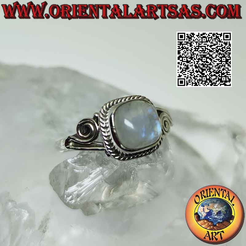 Silberring mit Cabochon-Regenbogenmondstein, umgeben von Verflechtungen und asymmetrischer Spirale an den Seiten