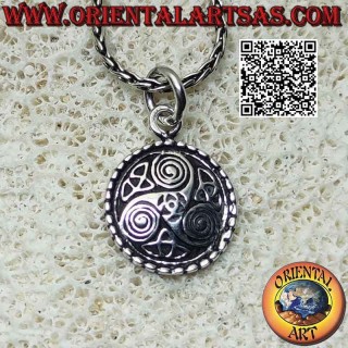 Colgante de plata, medalla con Triskele (triskell, triskelion) y tres triquetras alternas
