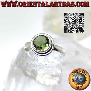 Silberring mit rundem Peridot und glatt abstehendem Rand
