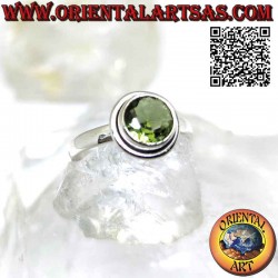 Anello in argento con peridot tondo sfaccettato rialzato con bordo liscio sporgente