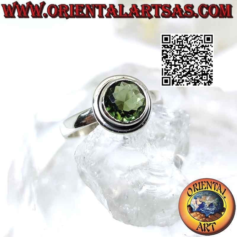 Bague en argent avec péridot rond et bord saillant lisse