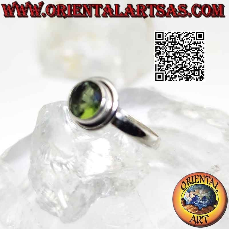 Anillo de plata con peridoto redondo y borde liso que sobresale