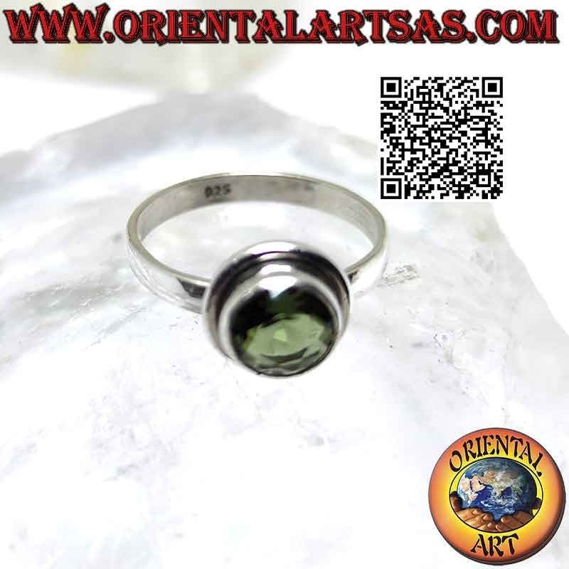 Anillo de plata con peridoto redondo y borde liso que sobresale
