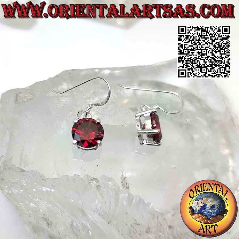 Boucles d'oreilles en argent avec grenat rond sur un double cadre lisse