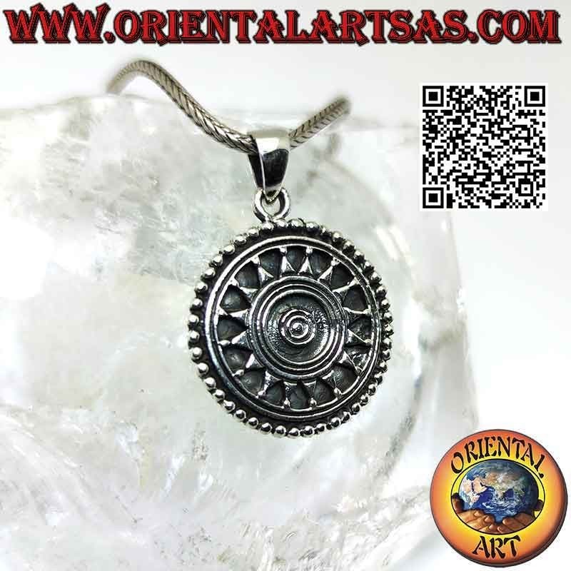 Colgante de plata, mandala solar tibetana con espiral central