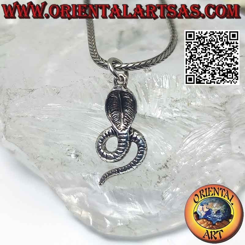 Colgante de plata, cobra en posición frontal