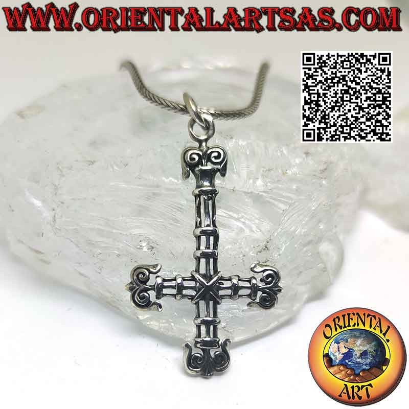 Colgante de plata, la "cruz de San Pedro" o cruz anticristiana con terminaciones ancladas