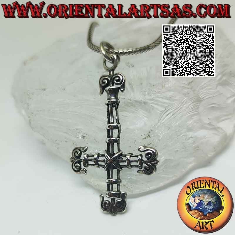 Pendentif en argent, la "croix de Saint-Pierre" ou croix anti-chrétienne