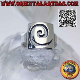 Bague en argent lisse avec ouverture en spirale sur une plaque rectangulaire