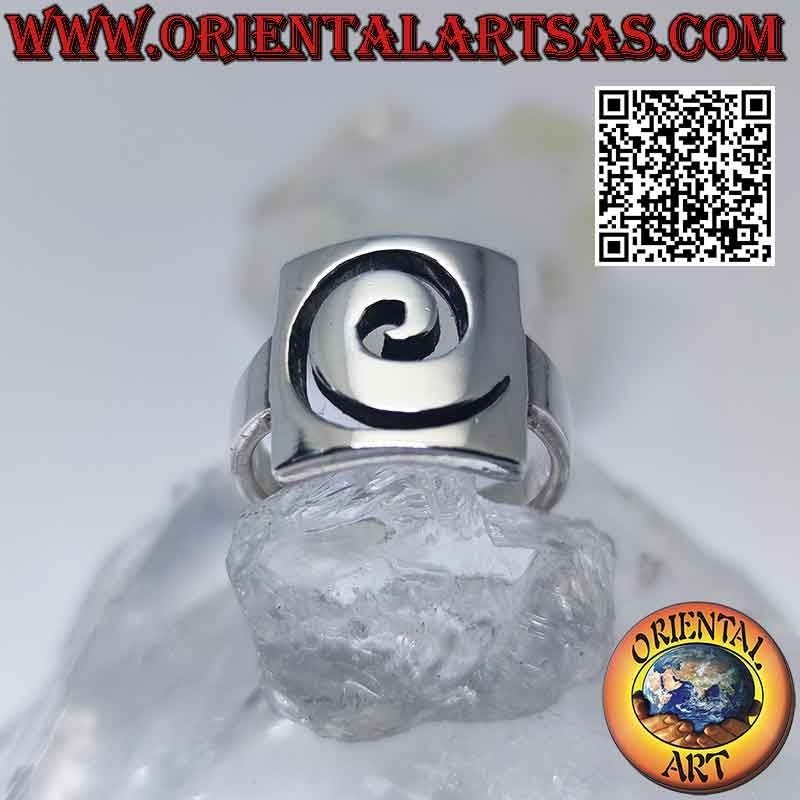Anello in argento liscio con traforo a spirale su piastra rettangolare