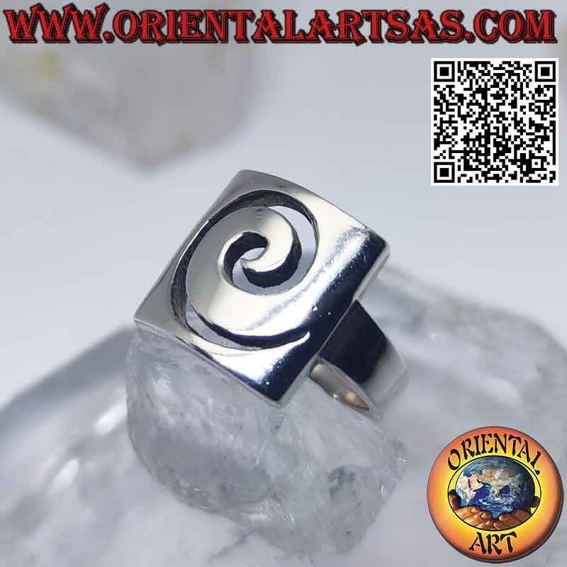 Anillo de plata lisa con apertura en espiral sobre placa rectangular