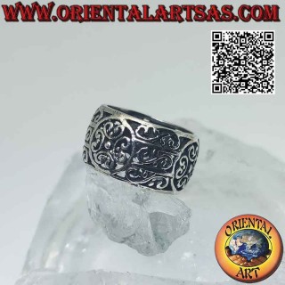 Anillo de plata con gran banda redondeada con doble decoración floral perforada alterna