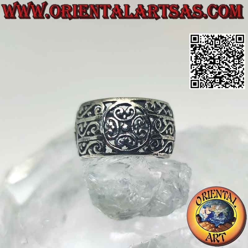 Bague en argent à large bande arrondie à décor floral ajouré