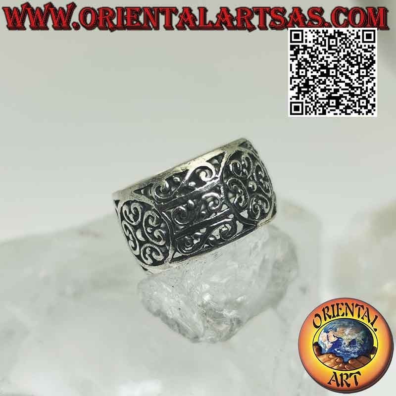 Anillo de plata con gran banda redondeada con decoración floral perforada