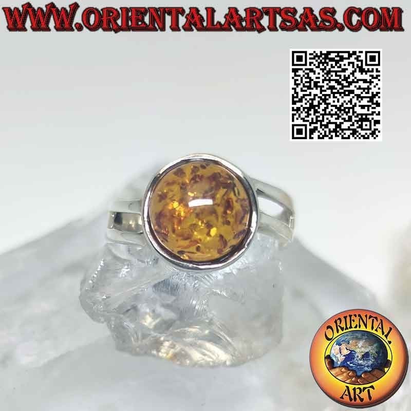 Anello in argento con ambra tonda cabochon e doppio aggancio asimmetrico
