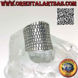 Silberring mit breitem konkavem Band mit Nietenverzierung (Karen), verstellbar
