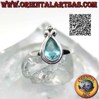 Anello in argento con topazio azzurro a goccia cabochon, bordo liscio e giglio a corona