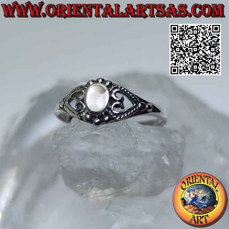 Anillo de plata con nácar pequeño ovalado entre corazón perforado