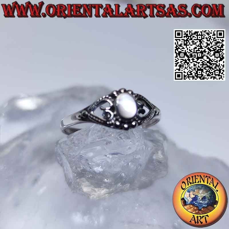 Anello in argento con madreperla ovale piccola tra cuore traforato