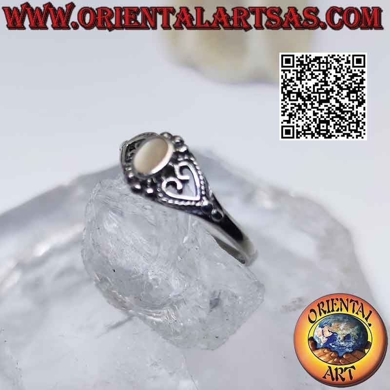 Anillo de plata con nácar pequeño ovalado entre corazón perforado