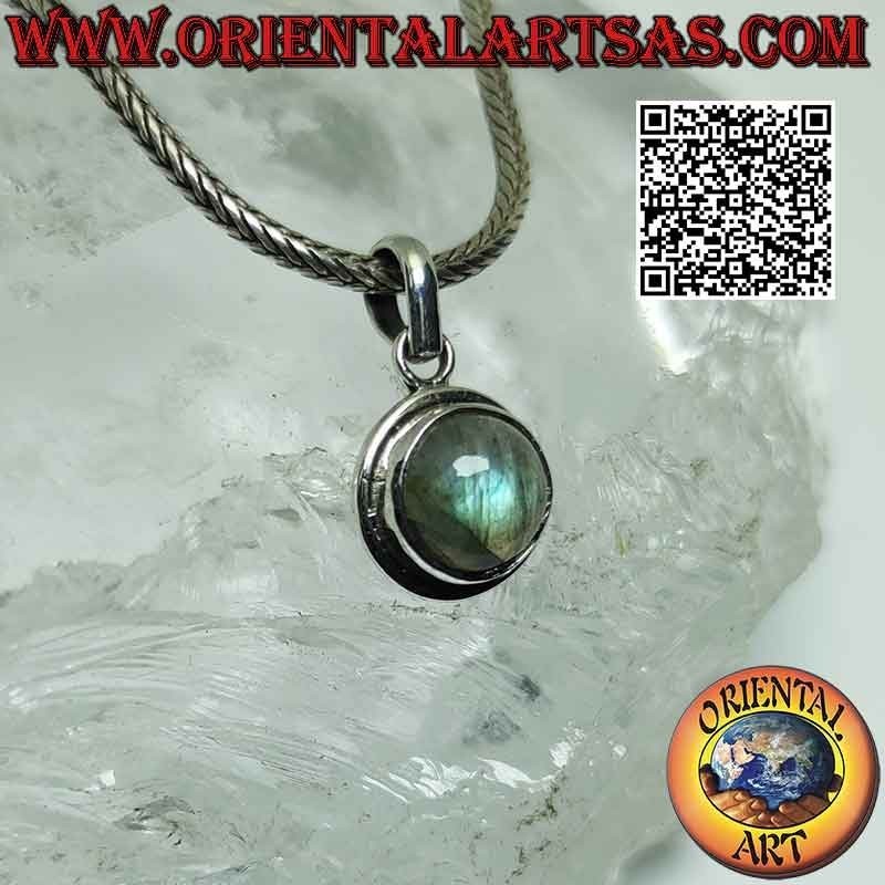 Pendentif en argent avec cabochon rond, monture haute et bord lisse