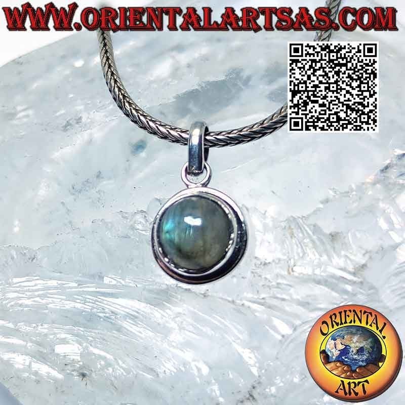 Silver pendant with round cabochon, high setting and smooth edge
