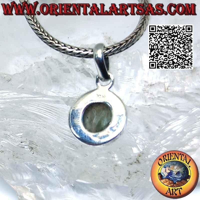 Ciondolo in argento con tonda cabochon, montatura alta e bordo liscio
