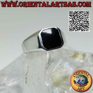 Bague en argent avec onyx carré biseauté au ras du bord sur une monture lisse