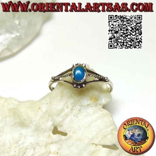 Anello in argento con turchese ovale piccolo tra tris di palline e triplo aggancio sui lati