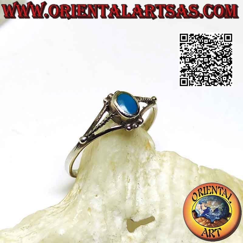 Bague en argent avec petite turquoise ovale parmi trio de boules