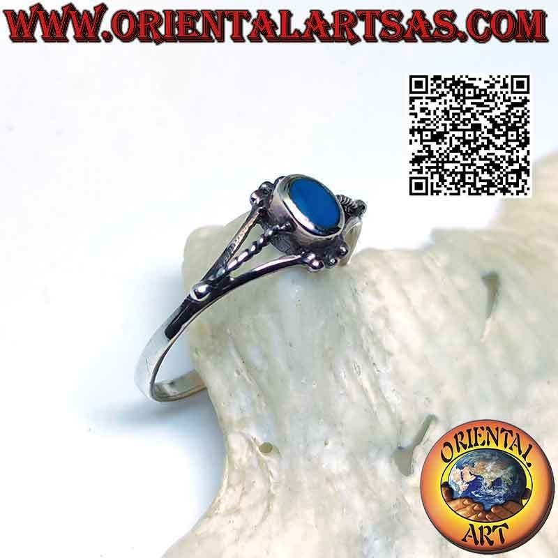 Anello in argento con turchese ovale piccolo tra tris di palline