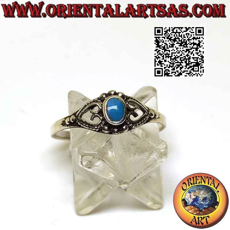 Anillo de plata con pequeña turquesa ovalada entre corazón perforado