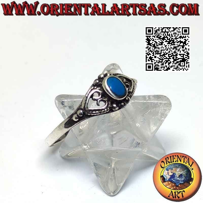 Anillo de plata con pequeña turquesa ovalada entre corazón perforado