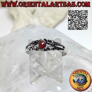 Anello in argento con corniola ovale piccola e decorazioni traforate