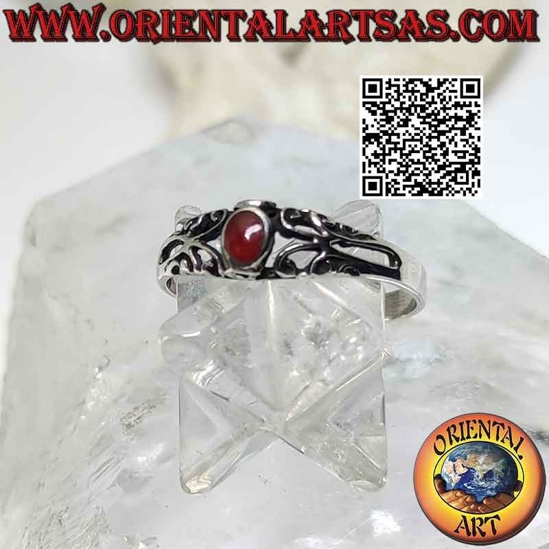 Anillo de plata con cornalina ovalada pequeña y adornos calados.