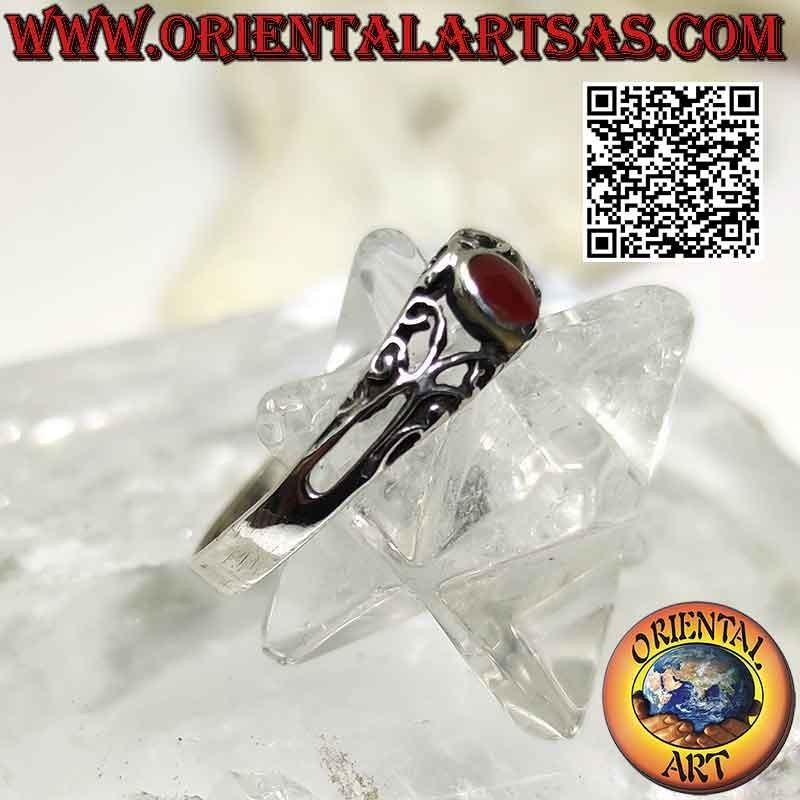 Anillo de plata con cornalina ovalada pequeña y adornos calados.