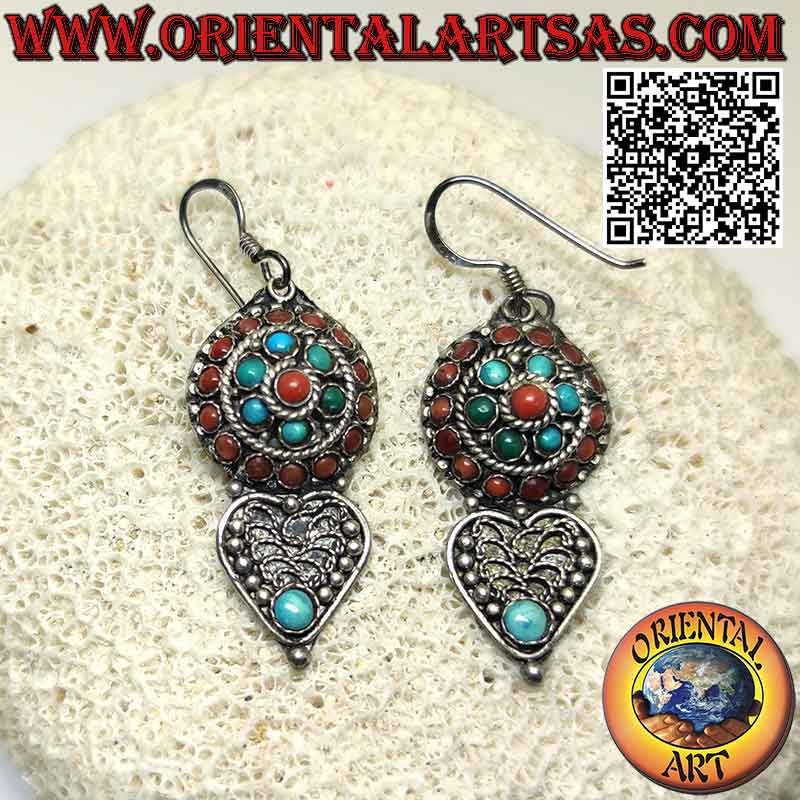 Boucles d'oreilles en argent, rosace arrondie avec turquoises et coraux tibétains et cœur en filigrane en dessous
