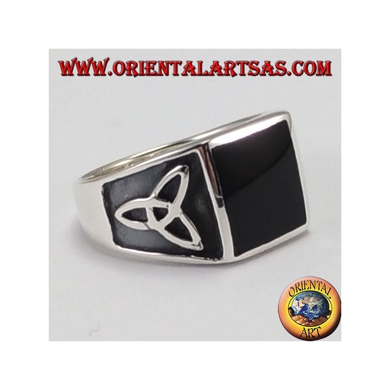 Bague en argent avec onyx carré et le noeud de tyrone