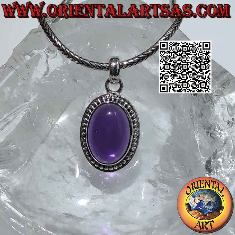 Silberanhänger mit einem großen ovalen Cabochon-Amethyst, umgeben von einer Reihe von Kugeln und einer glatten Linie