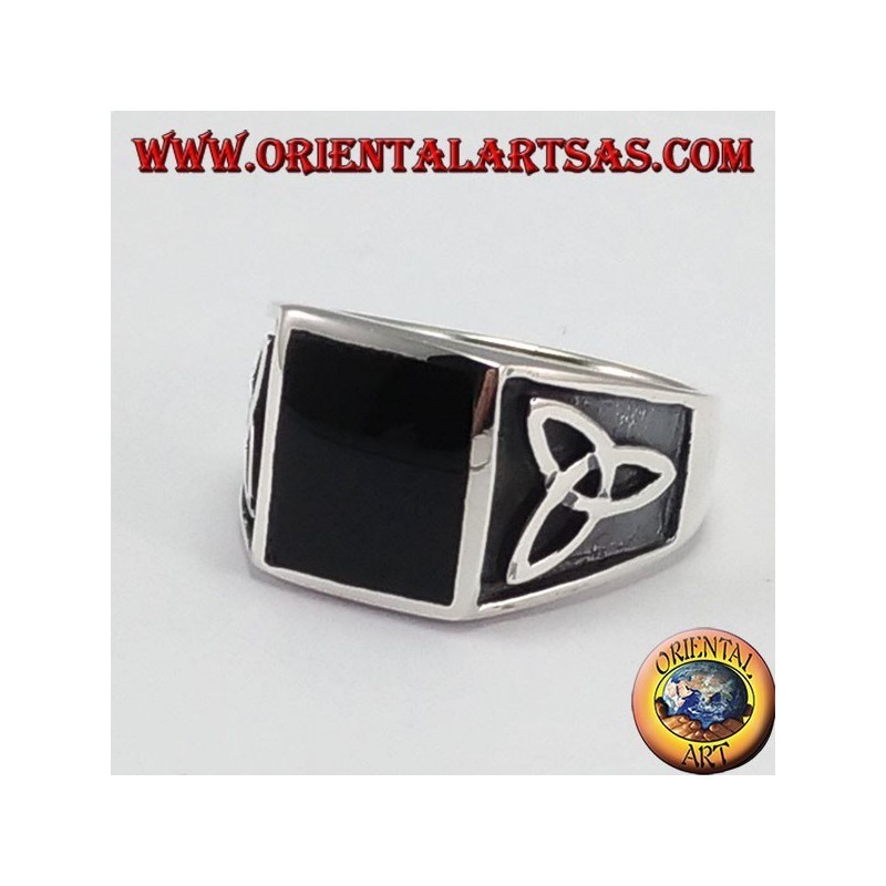 Anillo de plata con ónix cuadrado y el nodo tyrone