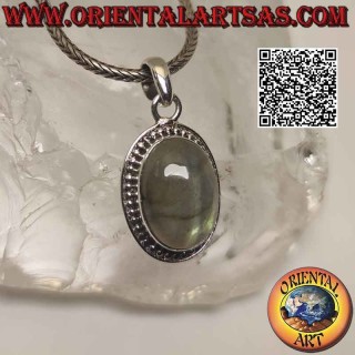 Colgante de plata con gran cabujón ovalado de labradorita rodeado de hilera de bolas y línea suave