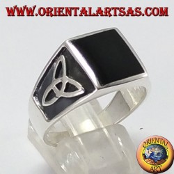 Bague en argent avec onyx carré et le noeud de tyrone