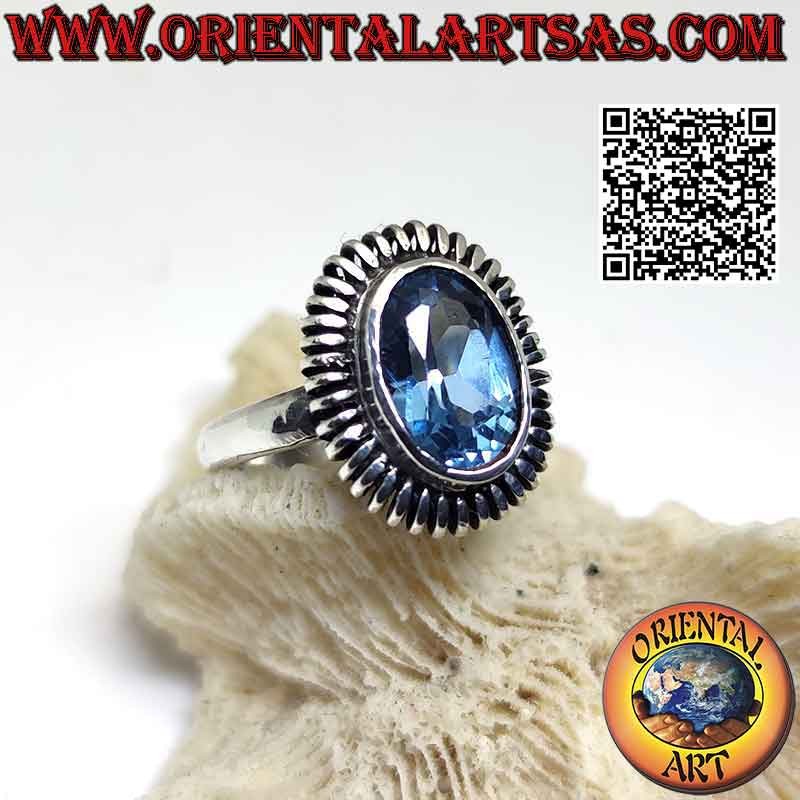 Anillo de plata con topacio azul ovalado rodeado de un resorte liso